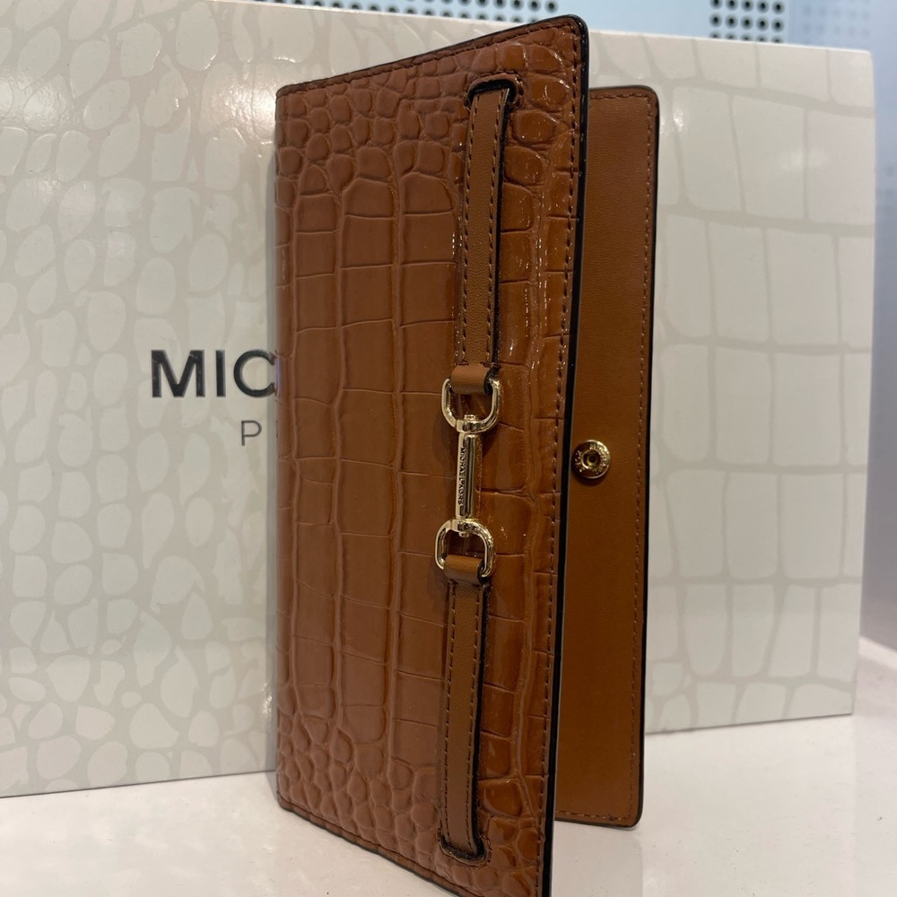MICHAEL KORS Carson Large Snap Crocodile Embossed Bifold Wallet
Luggage
NWT - Picture 9 of 16